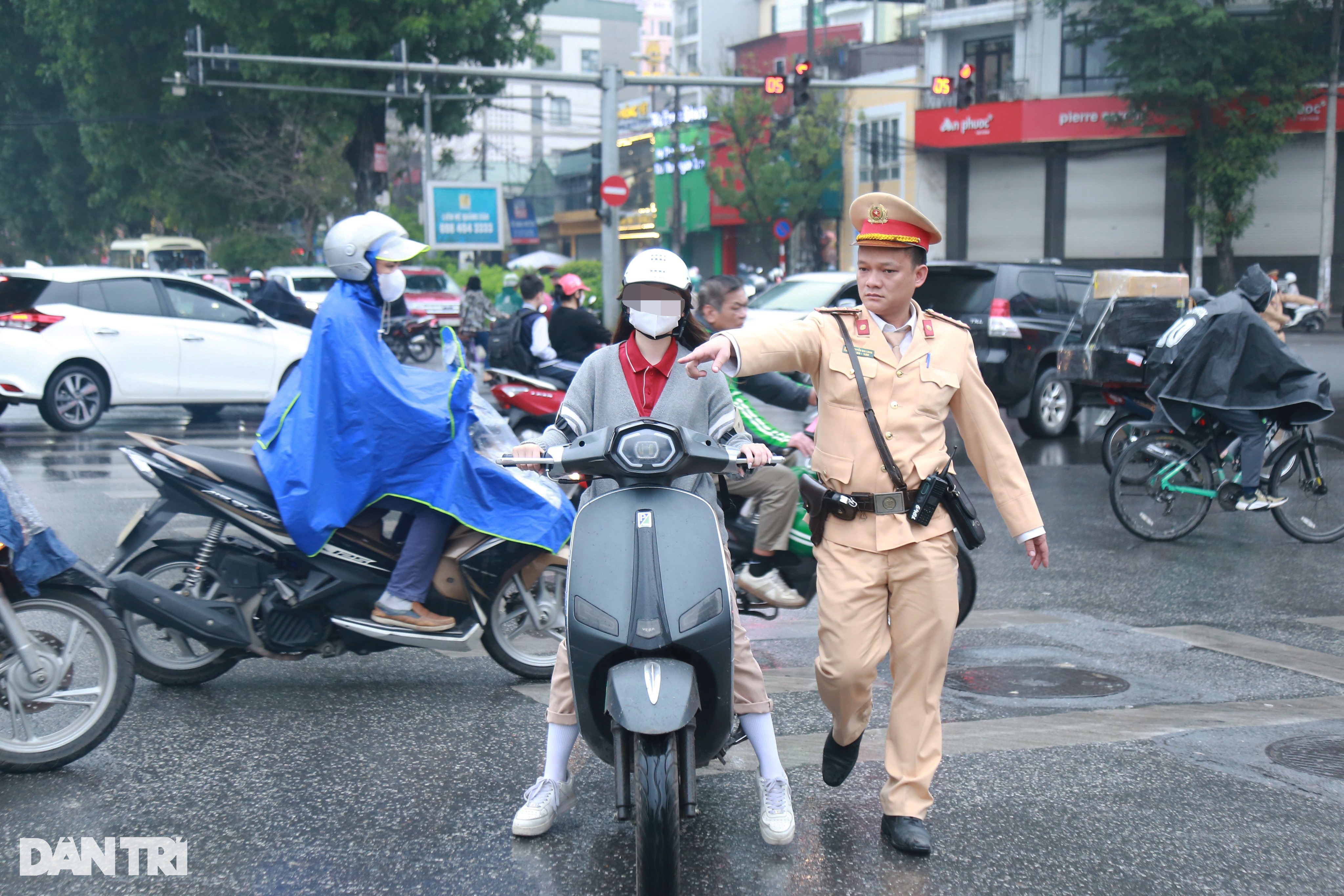 Nữ sinh cấp 3 ở Hà Nội đi xe máy của bố, mếu máo khi bị CSGT xử phạt - 2