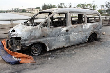 Ô tô 12 chỗ cháy trơ khung dưới chân cầu Thăng Long