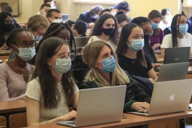 Cách các trường đại học đối phó với Covid-19