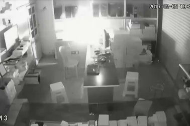 Micro Karaoke lại cháy nổ trong lúc sạc