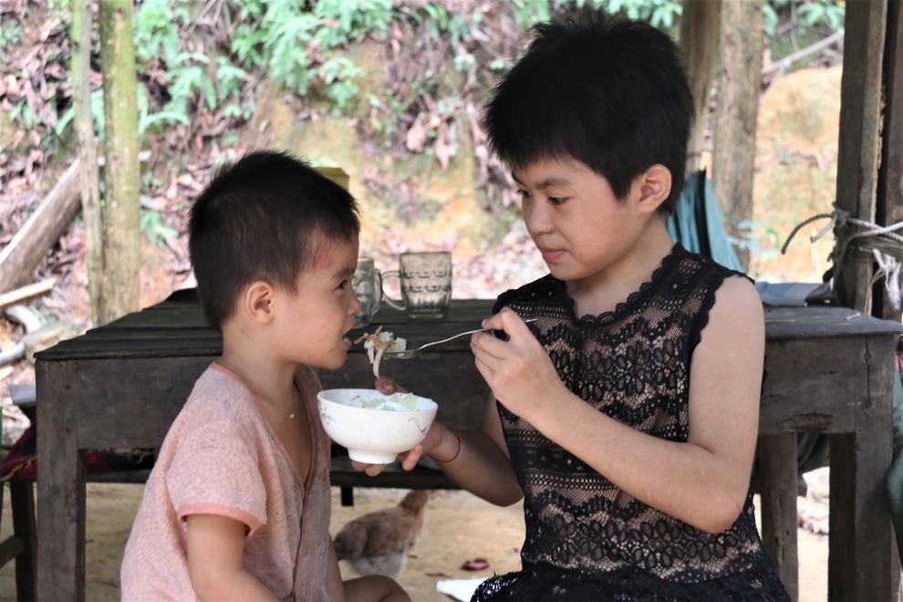 Những đứa trẻ nơi bìa rừng chỉ mong có đủ cơm ăn qua ngày - 6 Những đứa trẻ nơi bìa rừng chỉ mong có đủ cơm ăn qua ngày - 6