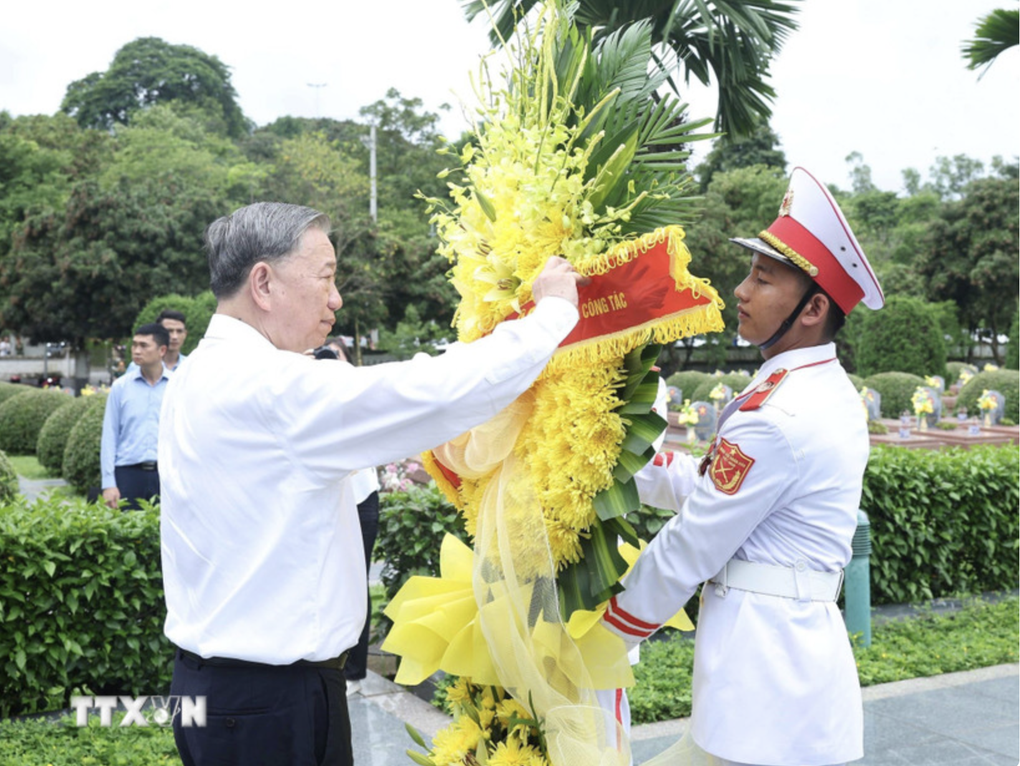 Tổng Bí thư Tô Lâm dâng hương tưởng niệm các anh hùng, liệt sỹ tại Điện Biên - 1 Tổng Bí thư Tô Lâm dâng hương tưởng niệm các anh hùng, liệt sỹ tại Điện Biên - 1