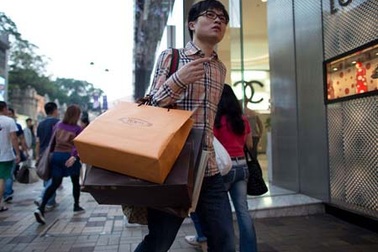 Đàn ông Trung Quốc "phát cuồng" vì hàng hiệu