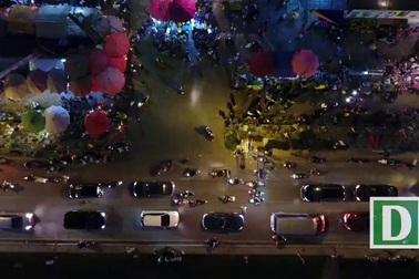 Chợ hoa Quảng An đông nghẹt người mua sắm đêm 29 Tết