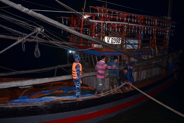 Hỗ trợ chủ tàu cá cứu sống 32 người trên biển Trường Sa