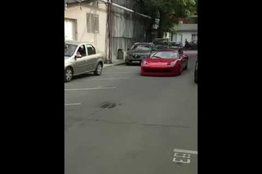 Tài xế mở cửa bất cẩn, siêu xe Ferrari "gãy cánh"