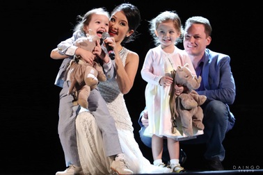 Khoảnh khắc hạnh phúc của gia đình Hồng Nhung trên sân khấu