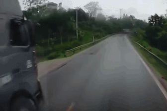 Vượt ẩu sát khúc cua khuất tầm nhìn, xe ben lao vào xe ngược chiều