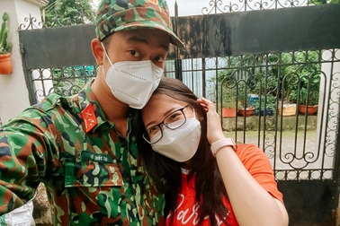 Anh bộ đội vào TP.HCM chống dịch "rước luôn" cô tình nguyện xinh đẹp làm vợ