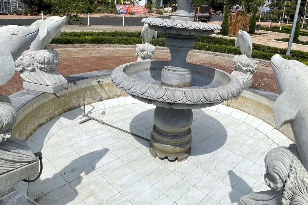 Hoa viên do Công ty Công Minh thi công tại Đắk Nông xuống cấp được sửa chữa - 4 Hoa viên do Công ty Công Minh thi công tại Đắk Nông xuống cấp được sửa chữa - 4