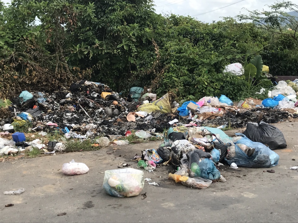 Con đường rác ở huyện nông thôn mới duy nhất của Quảng Ngãi - 4 Con đường rác ở huyện nông thôn mới duy nhất của Quảng Ngãi - 4