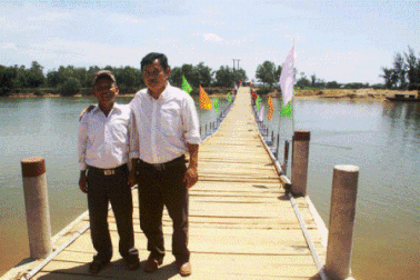 Khen thưởng bốn nông dân bỏ tiền bắc cầu qua sông Bến Hải