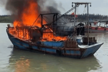 Đang neo đậu ở âu thuyền, tàu cá bốc cháy dữ dội