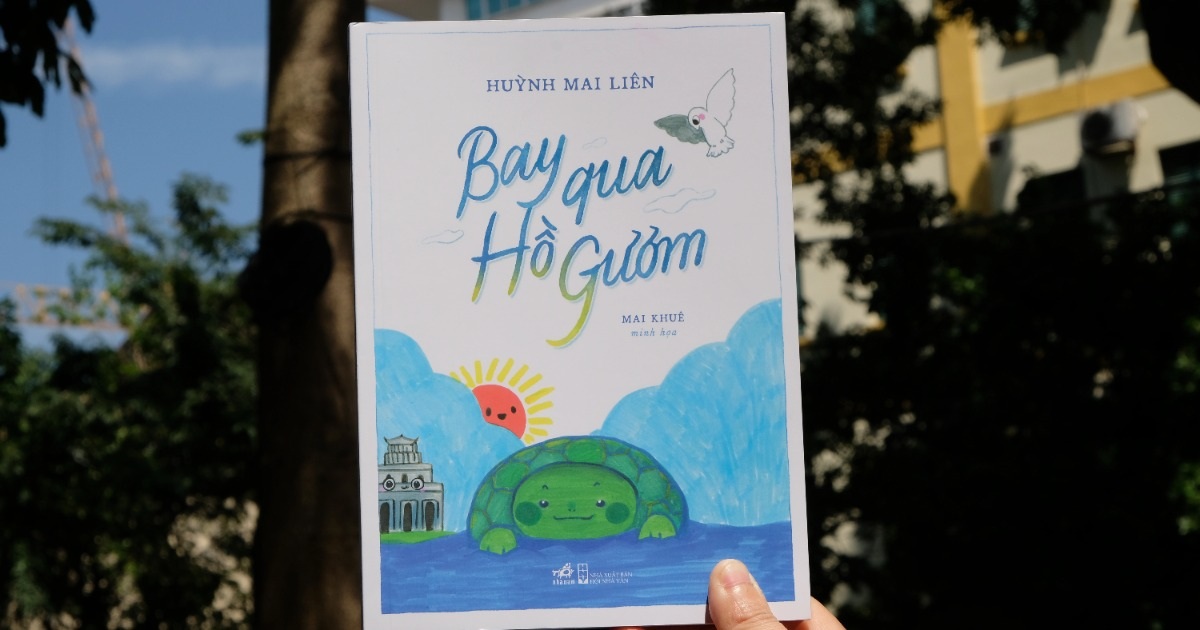 "Bay qua Hồ Gươm" - bức tranh ký họa về Hà Nội bằng thơ