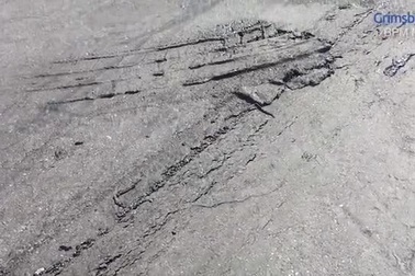 Nhựa đường tan chảy ở Anh dưới cái nóng kỷ lục