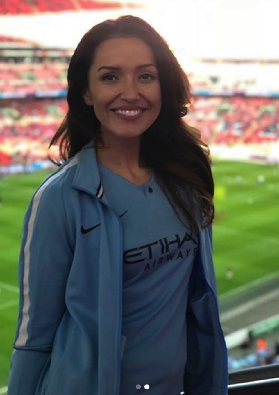 Nữ MC xinh đẹp khiến các cổ động viên Man City “mê mệt” - 4 Nữ MC xinh đẹp khiến các cổ động viên Man City “mê mệt” - 4