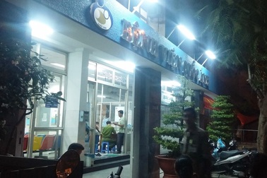 Hàng chục thanh niên cầm mã tấu xông vào phòng cấp cứu truy sát bệnh nhân