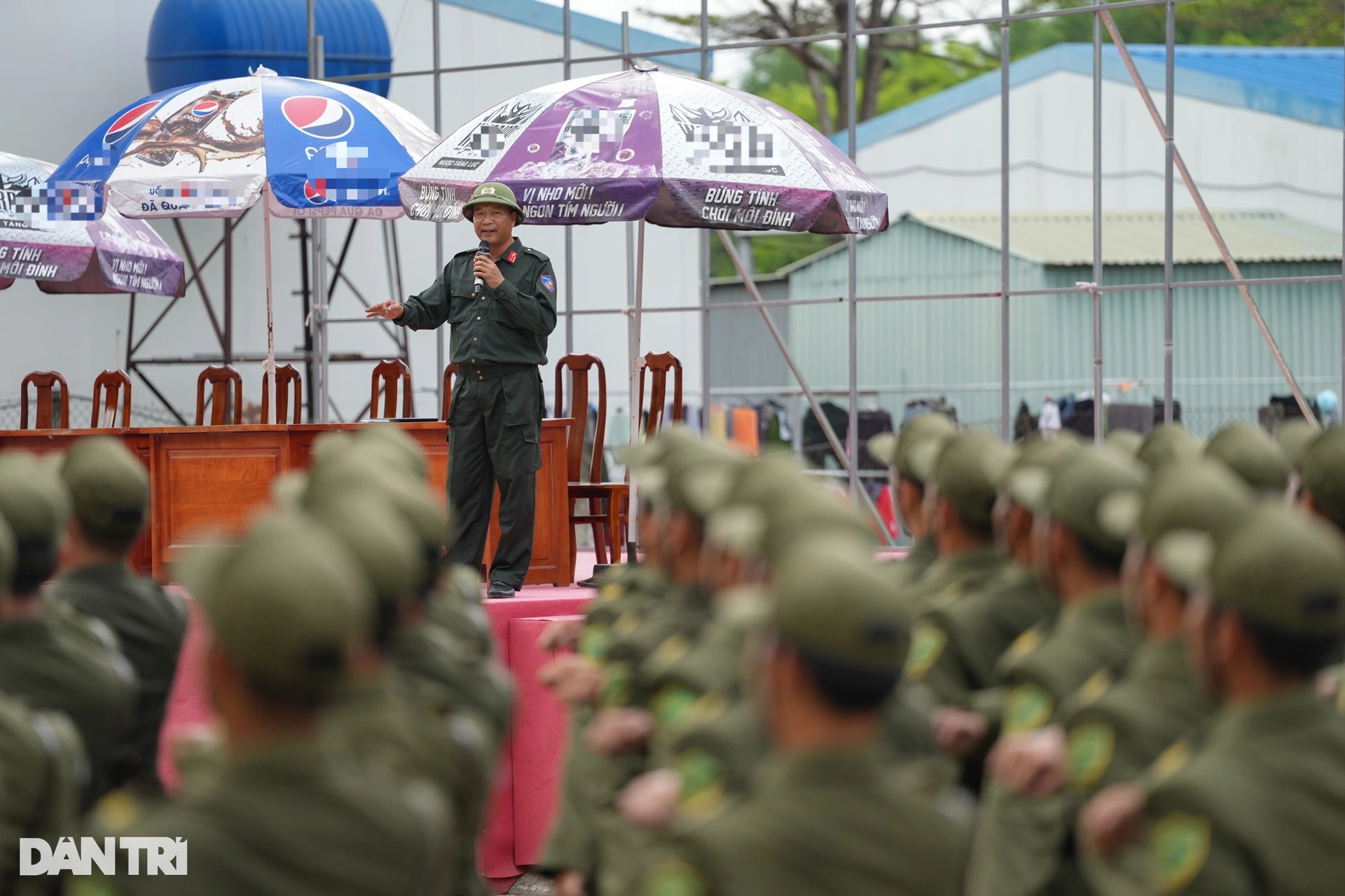 Bên trong thao trường huấn luyện diễu binh, diễu hành cho đại lễ 30/4 - 6 Bên trong thao trường huấn luyện diễu binh, diễu hành cho đại lễ 30/4 - 6