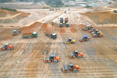 Công trường đắp đập đất cao vào bậc nhất Việt Nam rộn ràng ngày đầu năm