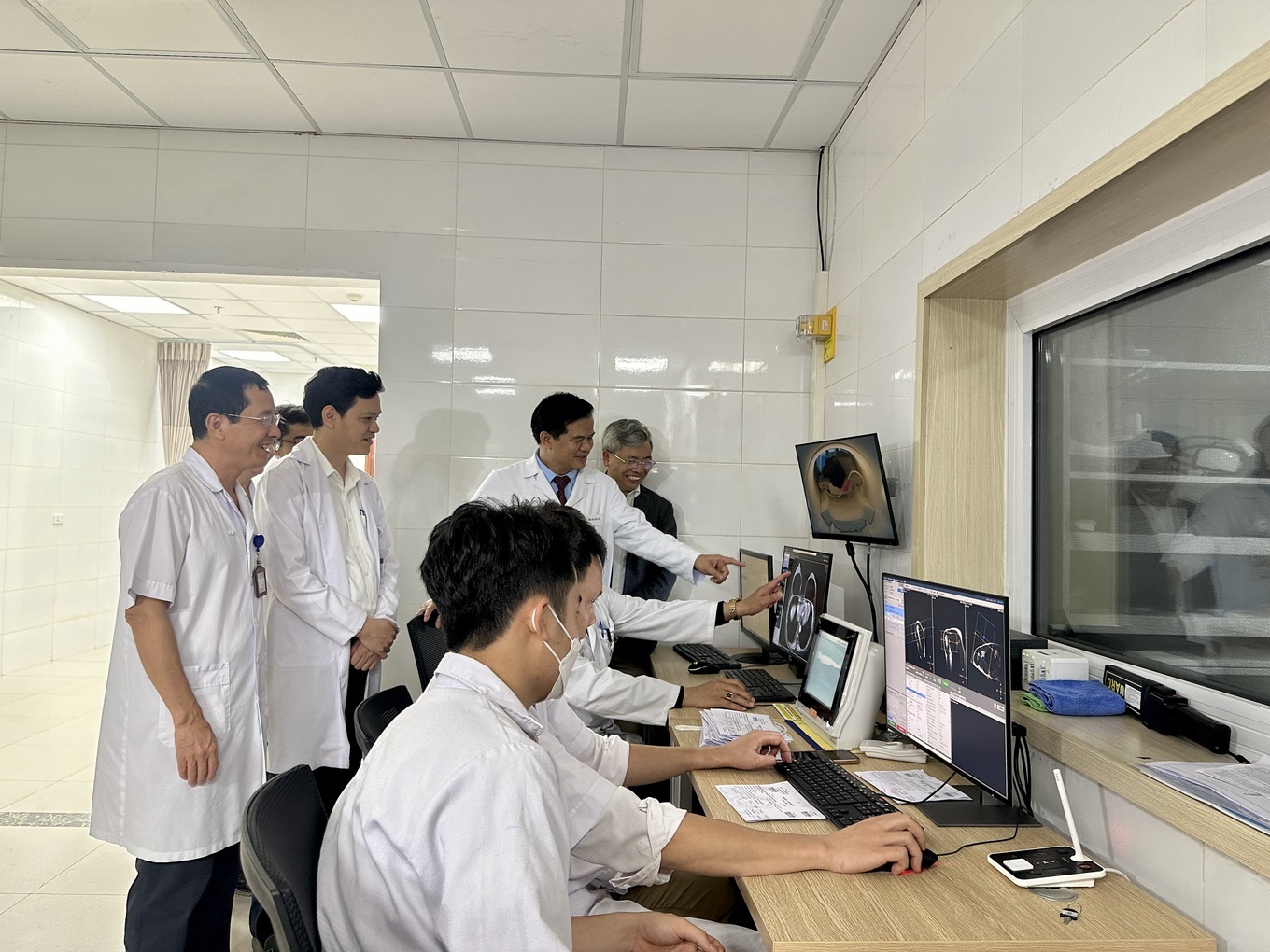 ລັດຖະມົນຕີກະຊວງສາທາລະນະສຸກ: ແກ້ໄຂຄວາມຫຍຸ້ງຍາກໃນການປະມູນຊື້-ຂາຍຢາ ແລະ ເຄື່ອງໃຊ້ຕ່າງໆ - 2 Bộ trưởng Y tế: Quyết liệt giải quyết vướng mắc đấu thầu, mua thuốc, vật tư - 2