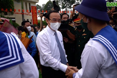 Bí thư Thành ủy TPHCM tiễn các thanh niên trẻ lên đường nhập ngũ