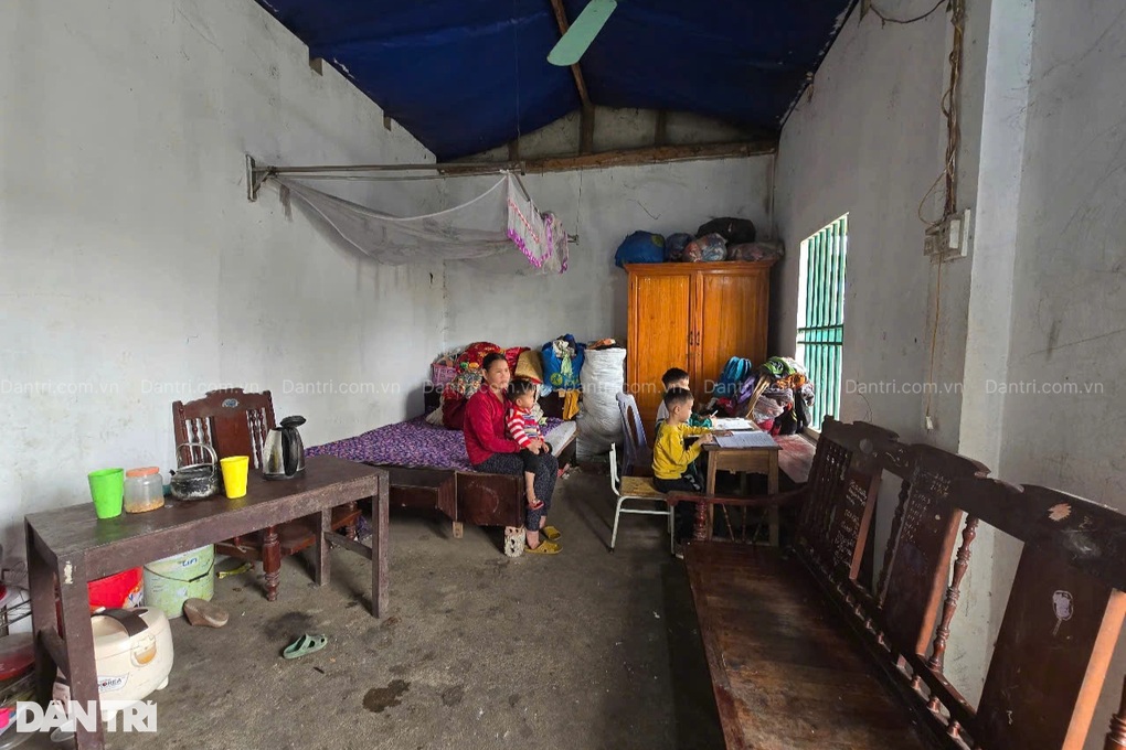 Mẹ khờ đơn thân nuôi 3 con suy dinh dưỡng trong căn nhà nát - 1 Mẹ khờ đơn thân nuôi 3 con suy dinh dưỡng trong căn nhà nát - 1