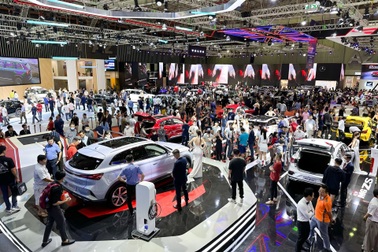 Vắng xe sang, triển lãm Ô tô Việt Nam thành "sân chơi" của các hãng Nhật