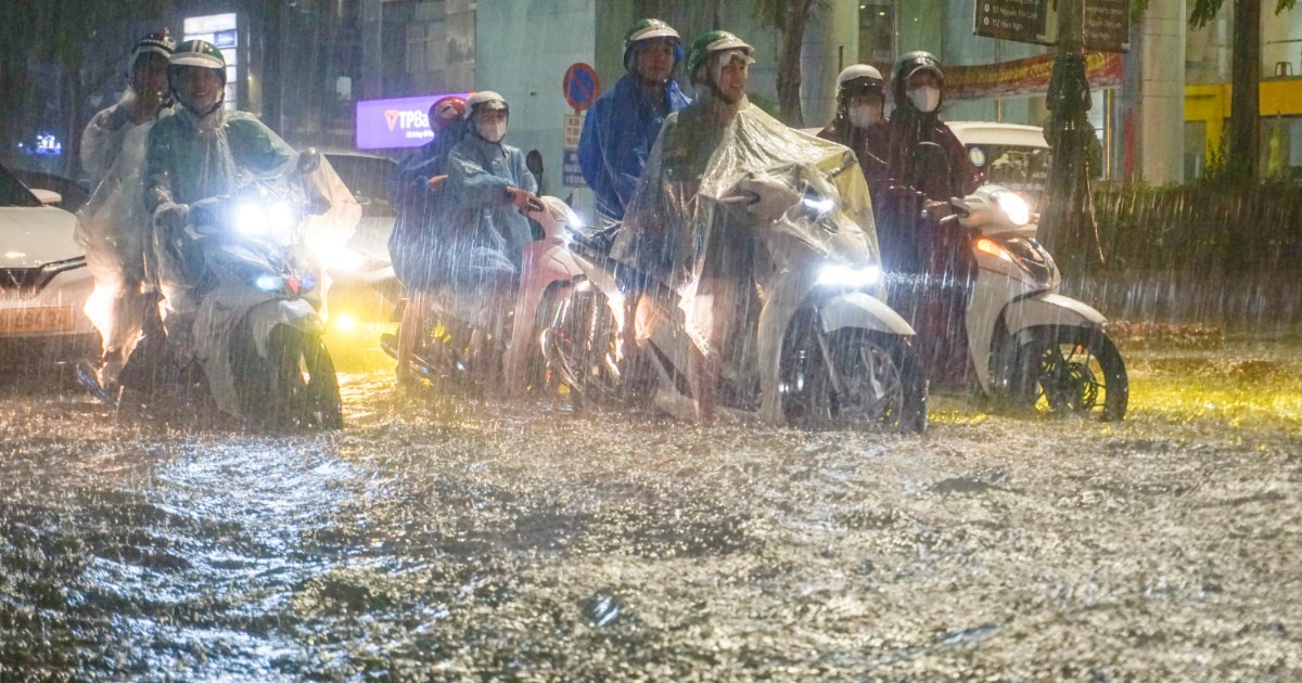 Đà Nẵng mưa xối xả, người dân vất vả lội nước về nhà
