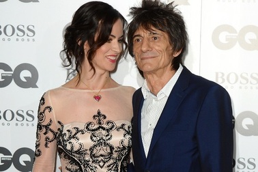 Rocker U80 tình tứ bên vợ trẻ