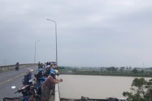 Chồng dừng xe trên cầu, vợ nhảy xuống sông: Nghi do nợ nần