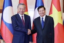 Tổng Bí thư Tô Lâm gửi lẵng hoa chúc mừng Tổng Bí thư, Chủ tịch nước Lào