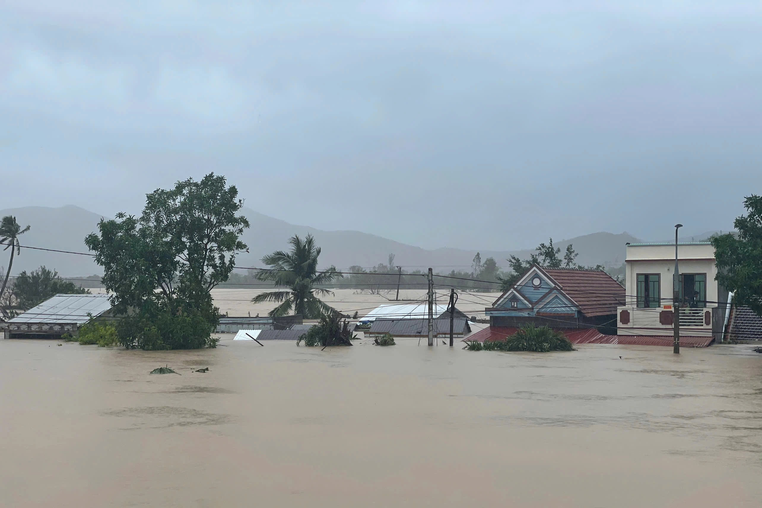 Người dân ước ao không còn cảnh phải phá mái nhà giữ mạng sống cả gia đình - 1 Người dân ước ao không còn cảnh phải phá mái nhà giữ mạng sống cả gia đình - 1
