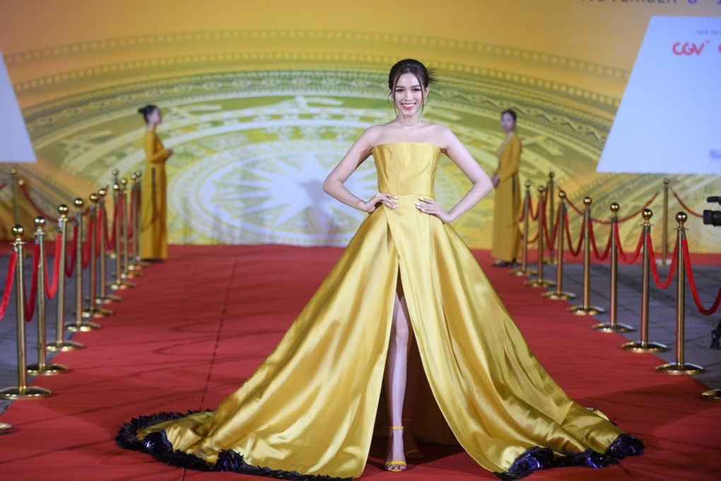 Hoa hậu Đỗ Thị Hà và Nhật Kim Anh nổi bật trên thảm đỏ LHP Quốc tế Hà Nội - 1 Hoa hậu Đỗ Thị Hà và Nhật Kim Anh nổi bật trên thảm đỏ LHP Quốc tế Hà Nội - 1