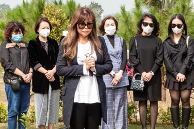 Ngọc Anh 3A về nước, nghẹn ngào hát trước mộ nhạc sĩ Phú Quang