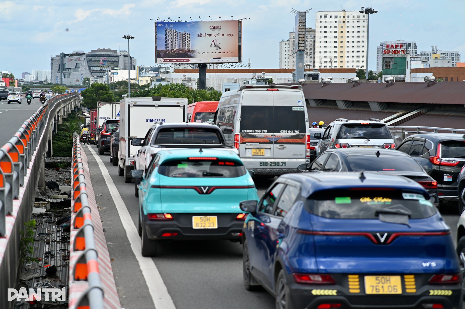 Giao thông ùn ứ từ sáng đến chiều trên đại lộ ở TPHCM - 10
