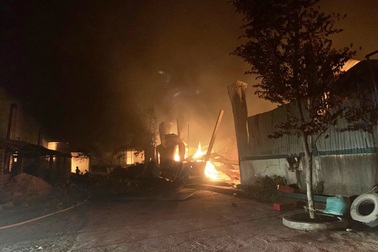Xưởng sản xuất đũa bốc cháy dữ dội trong đêm