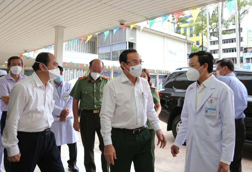 Bí thư Thành ủy TPHCM thăm trung tá công an mắc Covid-19 - 1 Bí thư Thành ủy TPHCM thăm trung tá công an mắc Covid-19 - 1
