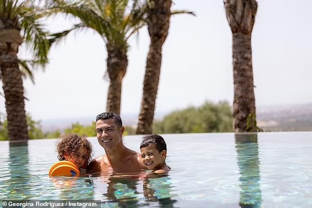 Đẳng cấp nghỉ hè của giới siêu giàu: Hãy nhìn... Cristiano Ronaldo - 9 Đẳng cấp nghỉ hè của giới siêu giàu: Hãy nhìn... Cristiano Ronaldo - 9