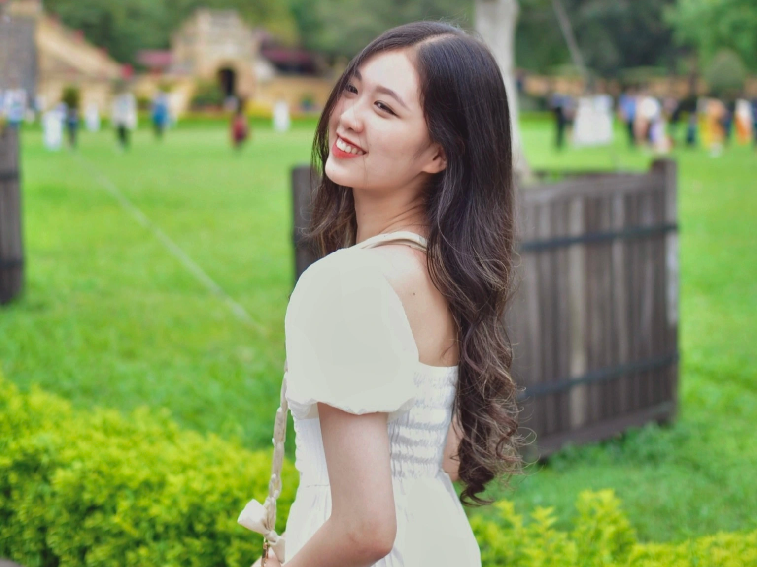 Nữ sinh được Hoa hậu Đỗ Thị Hà trao vương miện: Tôi muốn thi Miss World - 4 Nữ sinh được Hoa hậu Đỗ Thị Hà trao vương miện: Tôi muốn thi Miss World - 4