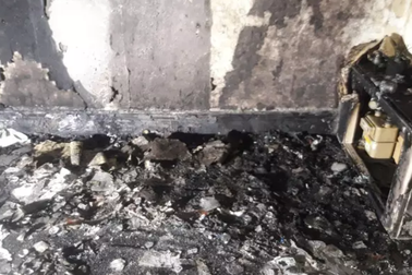 Đốt nến cầu hôn lãng mạn, chàng trai đốt luôn... cả nhà