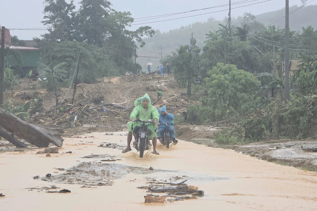 Hoàn tất sơ tán 320 người bị cô lập trong vùng lũ nguy hiểm tại Đắk Lắk - 2 Hoàn tất sơ tán 320 người bị cô lập trong vùng lũ nguy hiểm tại Đắk Lắk - 2