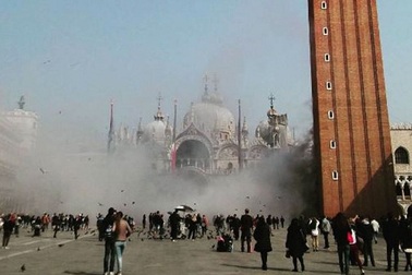 Bom khói gây hoảng loạn vì tưởng khủng bố ở Italy