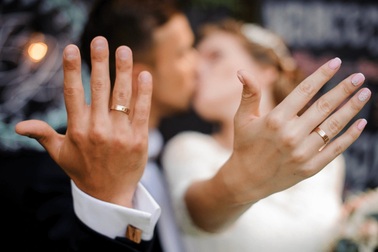 Ngón tay đeo nhẫn cưới và những bí mật về tình yêu