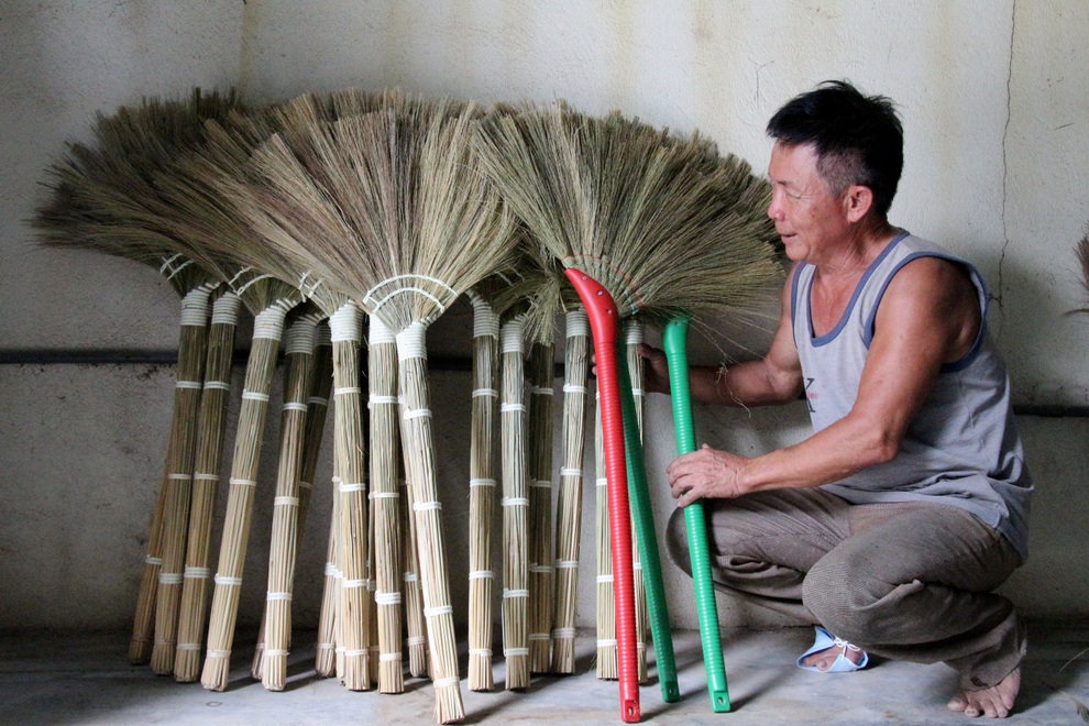 Về Hà Ân xem nghề làm chổi đót có tuổi đời hàng trăm năm - 4 Về Hà Ân xem nghề làm chổi đót có tuổi đời hàng trăm năm - 4