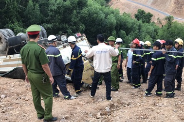 Xe chở gần 5 tấn thuốc nổ lật bên bờ vực, hàng chục cảnh sát vất vả cứu hộ