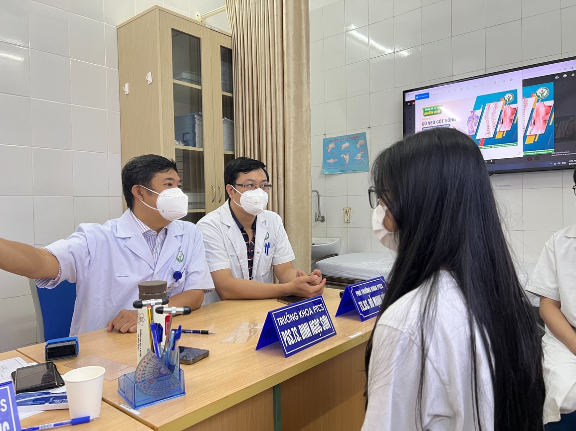 Hoảng hồn phát hiện con cong vẹo cột sống sau 2 năm nghỉ dịch - 1 Hoảng hồn phát hiện con cong vẹo cột sống sau 2 năm nghỉ dịch - 1