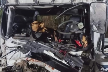 Va chạm cực mạnh trên cao tốc, tài xế và phụ xe tử vong