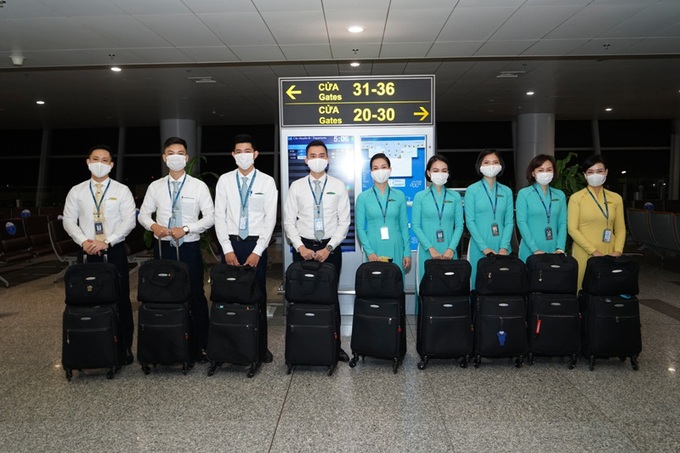 Vietnam Airlines thực hiện chuyến bay thương mại quốc tế thường lệ đầu tiên sau Covid-19 - Ảnh 12. Vietnam Airlines thực hiện chuyến bay thương mại quốc tế thường lệ đầu tiên sau Covid-19 - Ảnh 12.
