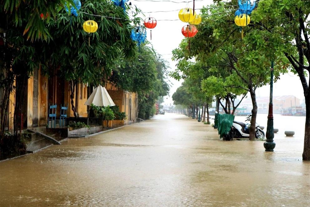 Nước lũ tấn công, phố cổ Hội An ngập mênh mông - 1 Nước lũ tấn công, phố cổ Hội An ngập mênh mông - 1