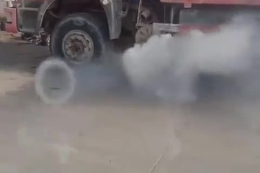 Khi xe tải xả khói theo... phong cách nghệ thuật